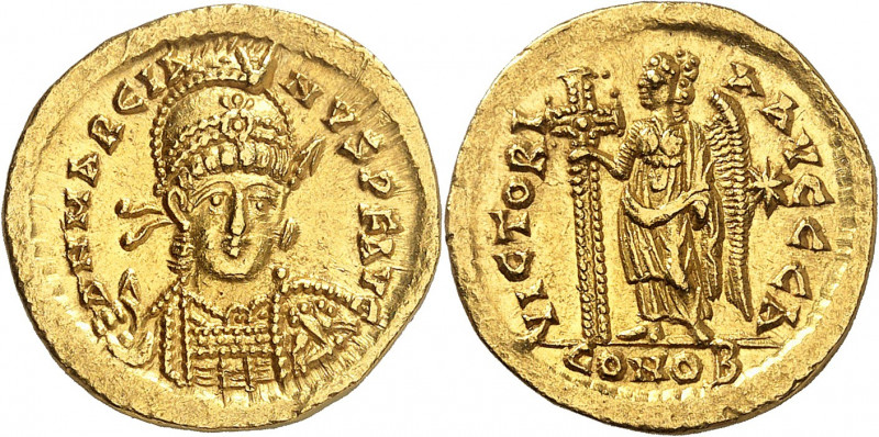 Marcien 450-457. Solidus, Constantinople. D N MARCIA-NVS P F AVG Buste casqué et...