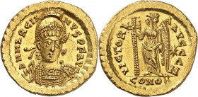 Marcien 450-457. Solidus, Constantinople. D N MARCIA-NVS P F AVG Buste casqué et cuirassé de Marcien de face portant une lance sur l'épaule droite et ...