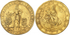 Bavière. Maximilien I, 1598-1651. 4 Ducats 1610, Munich. Le duc en armure debout à gauche devant un autel armorié. Derrière lui, un lion. Au-dessous, ...