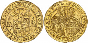 Salzbourg. Johann Jakob Khuen von Belasi, 1560-1586. 4 Ducats 1565, Salzbourg. Armoiries surmontées du chapeau épiscopal. Date de part et d'autre / Sa...