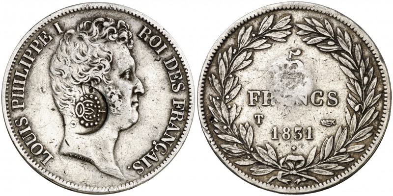 Resello (falso) F7º bajo corona sobre 5 francos de Francia, T (Nantes) de 1831. ...
