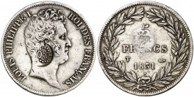 Resello (falso) F7º bajo corona sobre 5 francos de Francia, T (Nantes) de 1831. 24,89 g. MBC.