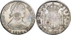 Resello (falso) F7º bajo corona sobre 8 reales de Lima JP de 1810, busto indígena. 26,53 g. Pátina. MBC-.