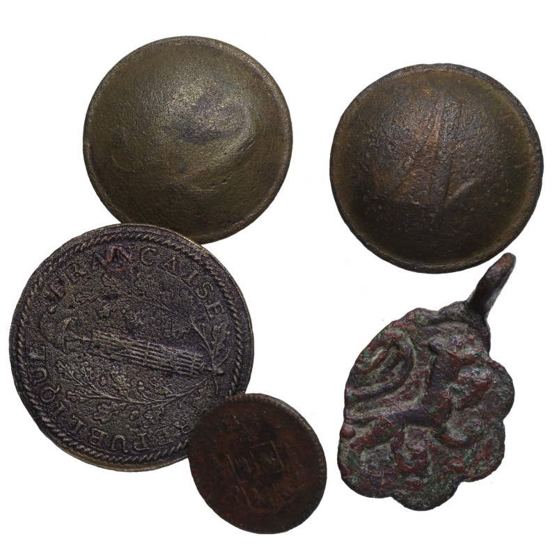 XVIII- XIX. Lote de 4 botones siglos XVIII- XIX y una medalla bizantina. MBC a S...