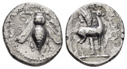 IONIA.Ephesos.(Circa 202-150 BC).Drachm

Obv : Ε- Φ.
Bee.

Rev : Stag standing right; palm tree in background.

Condition : Somewhat rough.Fine.

Weig...
