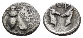 IONIA.Ephesos.(Circa 390-325 BC).Diobol. 

Obv : EΦ.
Bee.

Rev : EΦ.
Confronted heads of stags.
SNG Aulock 1835; SNG Kayhan 208.

Condition : Somewhat...
