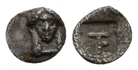 IONIA.Kolophon.(490-400 BC).Obol.

Obv : Facing head of Apollo.

Rev : TE monogram.
Milne 7; SNG von Aulock 1999.

Condition : Very fine.

Weight : 0....