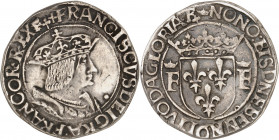 FRANÇOIS 1er (1515-1547).
Teston 2e type 9,05 g. Point 12e=Lyon
A/ + FRANCISCVS DEI GRA FRANCOR REX. Buste à droite du Roi, cuirassé, portant une co...