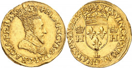 HENRI II (1547-1559).
Écu d’or à l’effigie (6 août 1548) 3,37 g. 1549 L=Bayonne
A/ +HENRICVS.2. DEI. GRACIA. FR. REX. Ponctuation par un point. Bust...