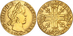 LOUIS XIV (1643-1715).
Demi Louis d’or à la mèche courte 3,37 g. 1644 D=Lyon
A/ LVD XIIII D G FR ET NAV REX. Tête enfantine du Roi à droite, laurée,...