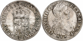 LOUIS XIV (1643-1715).
Écu de Navarre à la mèche longue 27 g. 1655 *V*Saint Palais.
A/ LVD XIIII D G FR ET NA REX. Buste enfantin du Roi à droite, l...