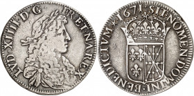 LOUIS XIV (1643-1715).
Écu de Navarre au buste juvénile 1671 Saint Palais 26,90 g.
A/ LVD XIIII D G FR ET NA REX. Buste juvénile du Roi à droite, la...