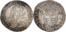 LOUIS XIV (1643-1715).
Écu de Béarn aux insignes 27,10 g. (?) Pau
A/ LVD XIIII D G (différent) FR. ET NA. RE BD. Buste à droite du Roi, cuirassé à l...