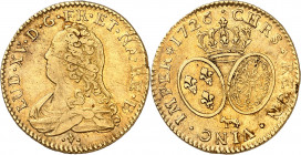 LOUIS XV (1715-1774).
Louis d’or dit « aux lunettes » 8,04 g. 1726 Pau
A/ LUD XV D G FR ET NA RE BD. Buste à gauche du Roi, drapé, la tête nue. Dess...