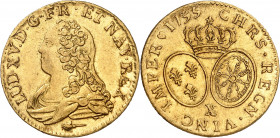 LOUIS XV (1715-1774).
Louis d’or dit « aux lunettes » 7,55 g. 1735 X=Amiens
A/ LUD XV D G FR ET NAV REX Buste à gauche du Roi, drapé, la tête nue. D...
