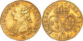 LOUIS XVI (1774-1791).
Louis d’or au buste habillé 1774 A=Paris 8,15 g.
A/ LUD XVI D G FR ET NAV REX Buste du Roi à gauche, en habit brodé, avec l’o...