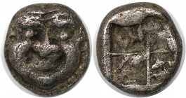Griechische Münzen, MACEDONIA. NEAPOLIS. Obol (?) um 500 v. Chr. Vs.: Gorgoneion v. v. Rs.: Viergeteiltes inkusum. Silber. 0.8649 g. Sehr schön (Aus d...