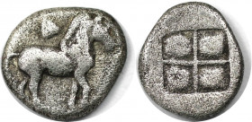 Griechische Münzen, MACEDONIA. Diobol 498-454 v. Chr. Vs.: Pferd nach rechts darüber Blatt? Helm? Rs.: Viergeteiltes Quadrun incusum. Silber. 0,946 g....