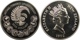 Weltmünzen und Medaillen, Neuseeland / New Zealand. 25. Jahrestag der Dezimalwährung. 5 Dollars 1992. Kupfer-Nickel. KM 82. Stempelglanz