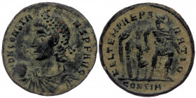(Bronze, 4,47g, 21mm) CONSTANS (337-350) AE Follis. Constantinople.
Obv: D N CONSTANS P F AVG - Diademed, draped and cuirassed bust left, holding glob...