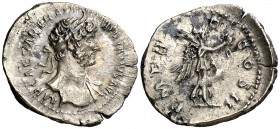 (118 d.C.). Adriano. Roma. Quinario. (Spink 3554) (S. 1052a) (RIC. 36 var). 1,55 g. Muy escasa. EBC-/MBC+.