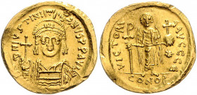 Byzanz Justinian I. 527-565 Solidus Konstantinopel (545-565) D N IVSTINIANVS PP AVG Geharnischte Büste von vorn zwischen Reichsapfel und Schild / VICT...