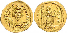 Byzanz Phocas 602-610 Solidus Konstantinopel (607-610) dN FOCAS PERP AVG Geharnischte Büste mit Krone von vorn, Kreuzglobus haltend / VICTORIA AVG4 E ...