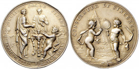 Augsburg - Stadt Vergoldete Silbermedaille o.J. (v. P.H. Müller) auf die Freundschaft Forster 888. 
kl. Rf. 37,3mm 14,7g vz