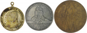 Sachsen - Leipzig, Stadt Lot von 3 Stücken: Versilberte Bronzemedaille 1909 Zum 500. Jubiläum der Universität 1409-1909 (m. Öse 28,6mm 8,1g) und 2 Bro...