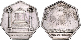 Freimaurer 7-eckige Silbermedaille o.J. (vor 1832) der Loge 'L'Aménité, AMENITAS LUMINE VICET, im Abschnitt: OR:. DU HAVRE Labouret 578. 
Bearbeitung...