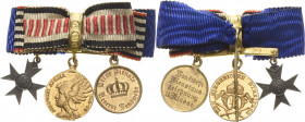 Miniaturen, Miniaturketten und Miniaturspangen
Miniaturnadel mit 3 Auszeichnungen Preußen - Verdienstkreuz für Kriegshilfe. Deutsches Reich - Südwest...