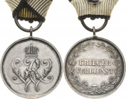 Orden deutscher Länder Preußen
Kriegsverdienstmedaille Verliehen 1873-1918. Silber. 25 mm, 10,9 g (mit Band). Am Dreiecksband Nimmergut 2504 OEK 1894...