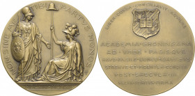 Akademien, Schulen, Universitäten
 Bronzemedaille 1914 (Dupuis) 300 Jahre Universität Groningen (Niederlande). Minerva steht vor sitzender Niederland...