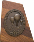 Drittes Reich
 Einseitige Bronzemedaille 1934. 1. Fliegertreffen in Berlin. 3 Heißluftballone über 4 Flugzeugen auf Wolkenhintergrund, darunter Emble...