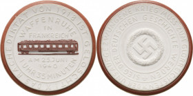 Drittes Reich
 Weiße Porzellanmedaille 1940 (Meißen) Waffenruhe in Frankreich. Eisenbahnwaggon / Hakenkreuz im Eichenkranz. Rand und Waggon rot. 50 m...