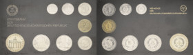 Kursmünzensätze
 1 Pfennig bis 5 Mark Brandenburger Tor 1986. In Hartplastik Stempelglanz