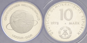 Gedenkmünzen
 10 MDN 1978. Weltraumflug. Im verplombten Originaletui Jaeger 1568 Selten. Polierte Platte