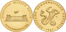 Medaillen
 Goldmedaille 1967. (Münze Berlin) Pergamonaltar / Okeanos. 26,5 mm, 15,00 g. Ca. 900er Gold GOLD. Fast Stempelglanz