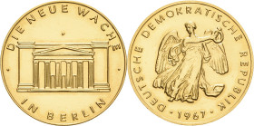 Medaillen
 Goldmedaille 1967. (Münze Berlin) Neue Wache / Siegesgöttin. 26,5 mm, 15,12 g. Ca. 900er Gold GOLD. Fast Stempelglanz