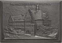 Riesa
 Einseitige Eisengussplakette 1927 (Adolf Heinrich) 25-jähriges Jubiläum der Oberrealschule Riesa. Ansicht des Schulgebäudes. 185 x 129 mm, 361...