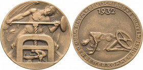 Medaillen
 Bronzemedaille 1932 (unsigniert) Auf die Ausbeutung in Deutschland - Wann wird der Retter kommen diesem Lande? Teufel erdrückt Schmied mit...