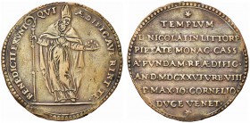 VENEZIA. Giovanni I Corner, 1625-1629. Medaglia 1626 opus anonimo. Æ gr. 11,22 mm 41 Dr. BENEDICTI ERVNT QUI AEDIFICAVERINT TE San Nicolò, stante, con...