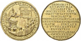 ROMA. Gregorio XIII (Ugo Boncompagni), 1572-1585. Medaglia 1582 opus B. Argenterio. Æ dorato gr. 67,70 mm 58,5 Dr. SEMINANS IN BENEDICTIONIBVS DE BENE...