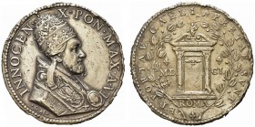 ROMA. Innocenzo X (Giovanni Battista Pamphilj), 1644-1655. Medaglia 1649 a. VI opus G. Mola. Ar gr. 29,83 mm 38 Dr. INNOCEN X PON MAX AN VI Busto del ...