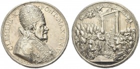 ROMA. Clemente X (Emilio Altieri), 1670-1676. Medaglia 1675 a. V opus G. Hamerani. Ar gr. 38,39 mm 41,6 Dr. CLEMENS X PONT MAX AN V Busto del Pontefic...