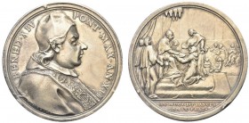 ROMA. Benedetto XIV (Prospero Lambertini), 1740-1758. Medaglia 1751 a XI opus O. Hamerani. Ar gr. 25,69 mm 40 Dr. BENED XIV PONT MAX AN XI Busto del P...