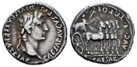 Augustus. Denarius. 13-14 AD. Lugdunum. (Rsc-300). (Ffc-218). (Ric-222). (Cal-857a). Anv.: CAESAR AVGVSTVS DIVI. F. PATER. PATRIAE laureate head of Au...
