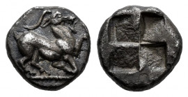 Macedon. Aigai. 1/8 stater. 510-480 BC. (Sng Cop-25). (Sng Ans-66). Anv.: Goat kneeling right. Rev.: Quadripartite incuse square. Ag. 0,94 g. 9 mm. Ol...