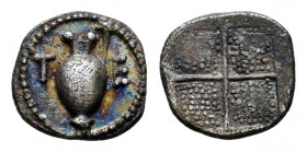 Macedon. Terone. Tetartemorion. 424-422 BC. (Hgc-3.1, 702). (Sng Ans-755 (all as hemiobol)). Anv.: Oinochoe to left. Rev.: T-E Quadripartite incuse sq...