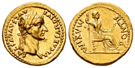 Tiberius. Áureo. 14-37 AD. Lugdunum. (Ric-29). (Bmcre-46). (Cal-294). Anv.: TI CAESAR DIVI AVG F AVGVSTVS. Cabeza más pequeña laureada de Tiberio a de...